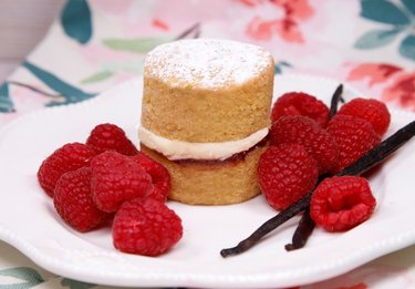 Mini Gluten Free Victoria Sponge Cake (Fresh for 7 days from delivery) - Enchanted Drinks